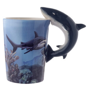 Tazza in ceramica con manico a squalo
